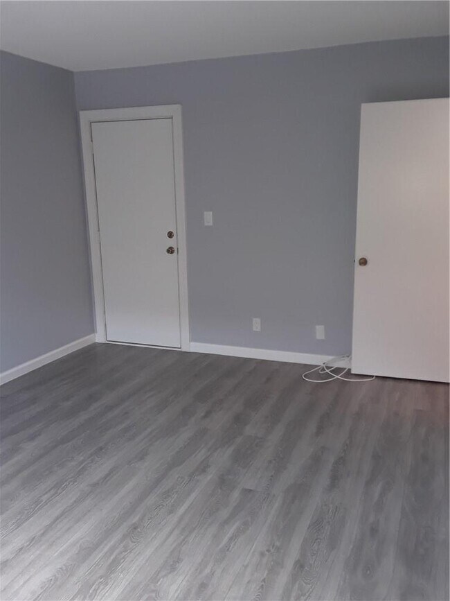 Building Photo - 660 Tennis Club Dr