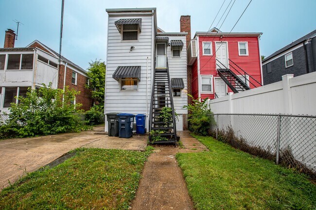 Building Photo - Charming 3 BR/3 BA Semi-Detached Home in F...