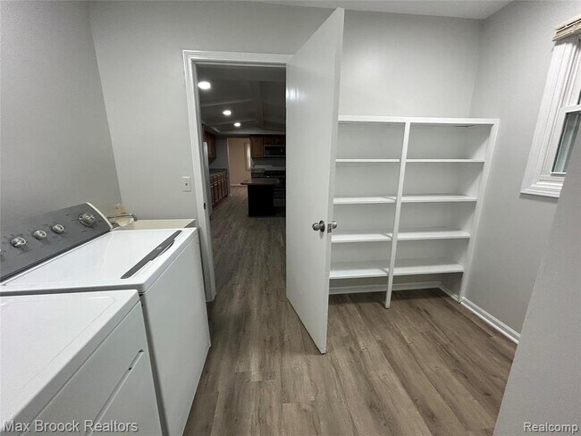 Building Photo - 2081 Babcock Dr