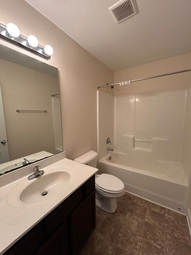 Building Photo - 3 Bedroom 2 Bath