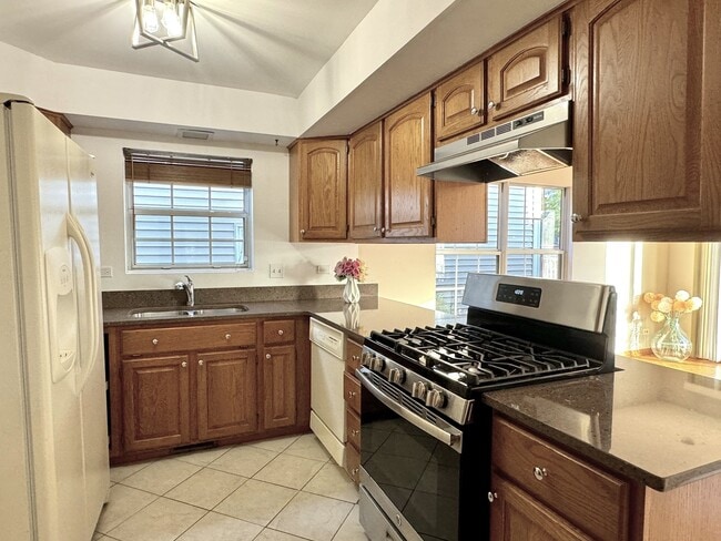 Building Photo - 1604 Estate Cir