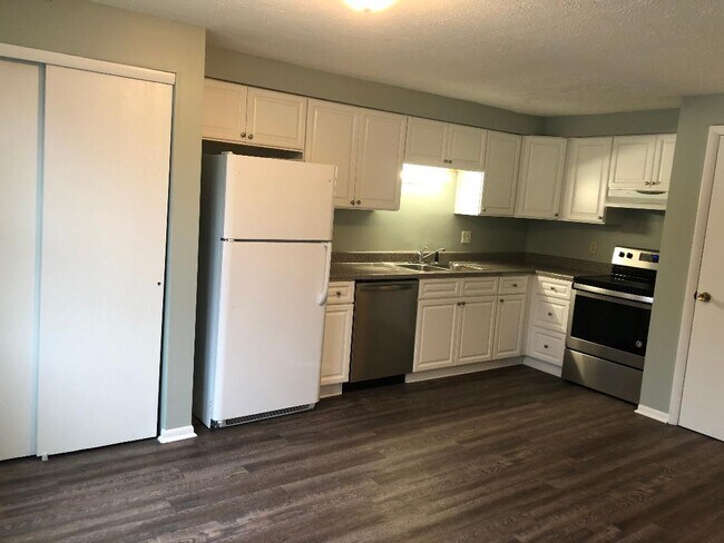 Kitchen - 124 Larkins Xing