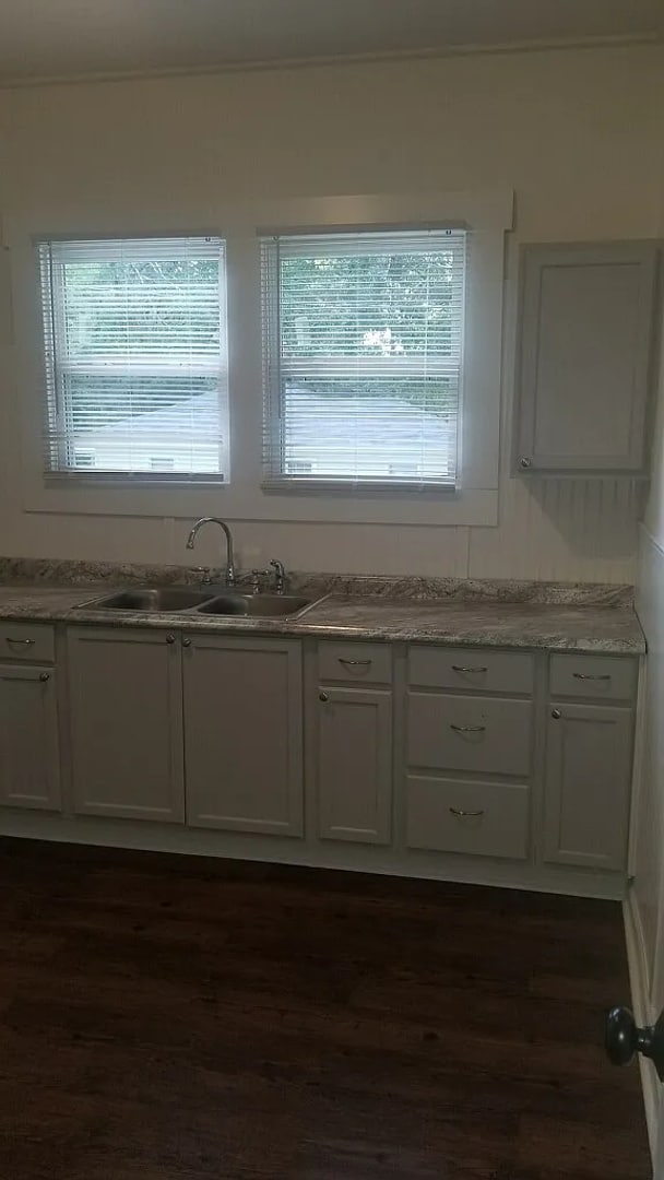 Building Photo - Spacious 2 Bedroom 1 Bathroom Home WIth Hu...