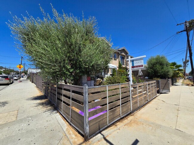 Building Photo - DOZIER(3805)