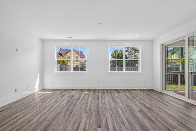 Building Photo - Modern Comfort in the Heart of Johns Island