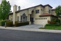 Building Photo - Beautiful 4 Bed 3 Bath Home in Hills of Yo...