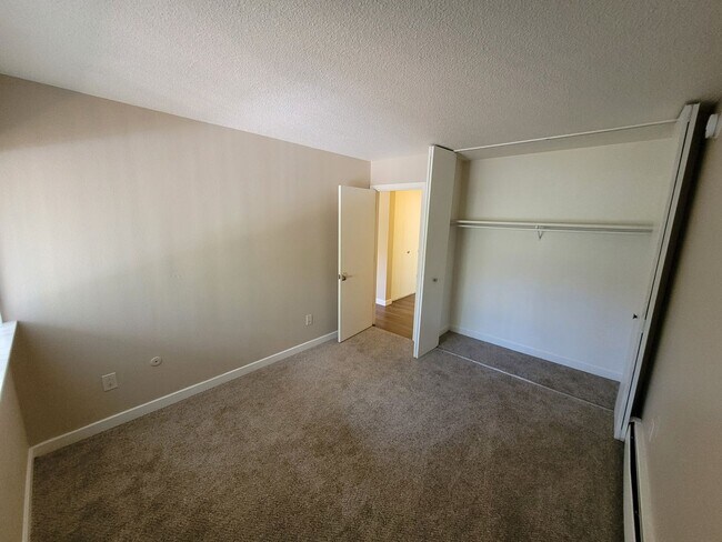 Building Photo - 805 S Circle Dr