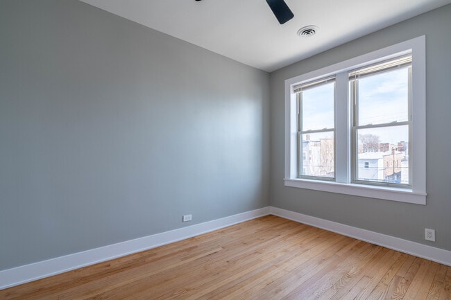 Building Photo - 6239 N Western Ave