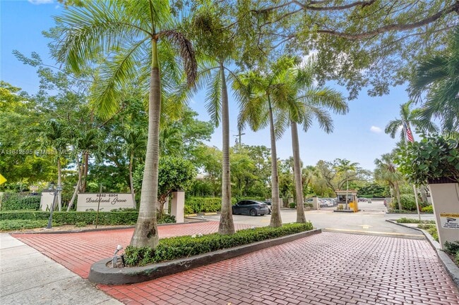 Building Photo - 6886 N Kendall Dr