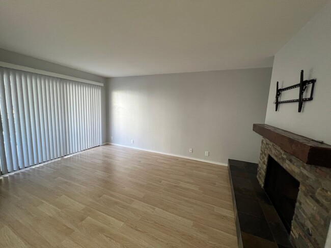 Building Photo - Cute Condo in Central Camarillo