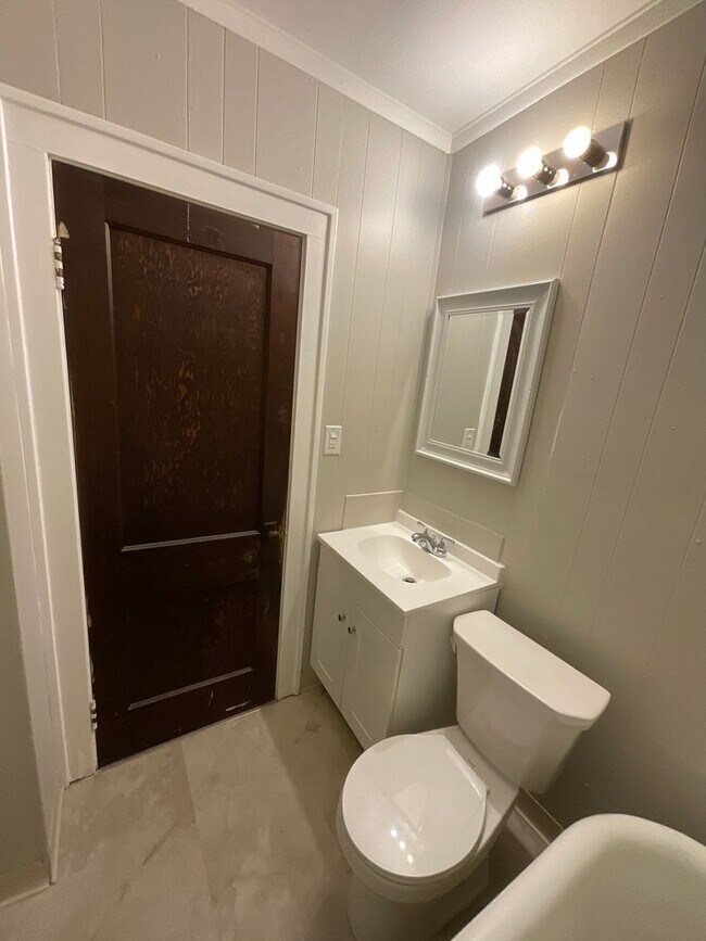 Building Photo - 10012 Greenview Ave