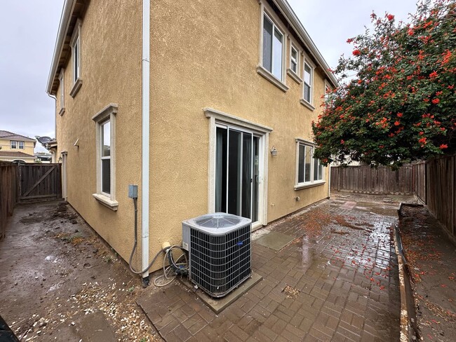 Building Photo - Beautiful 4 Bedroom, 2.5 Bath Lathrop Home
