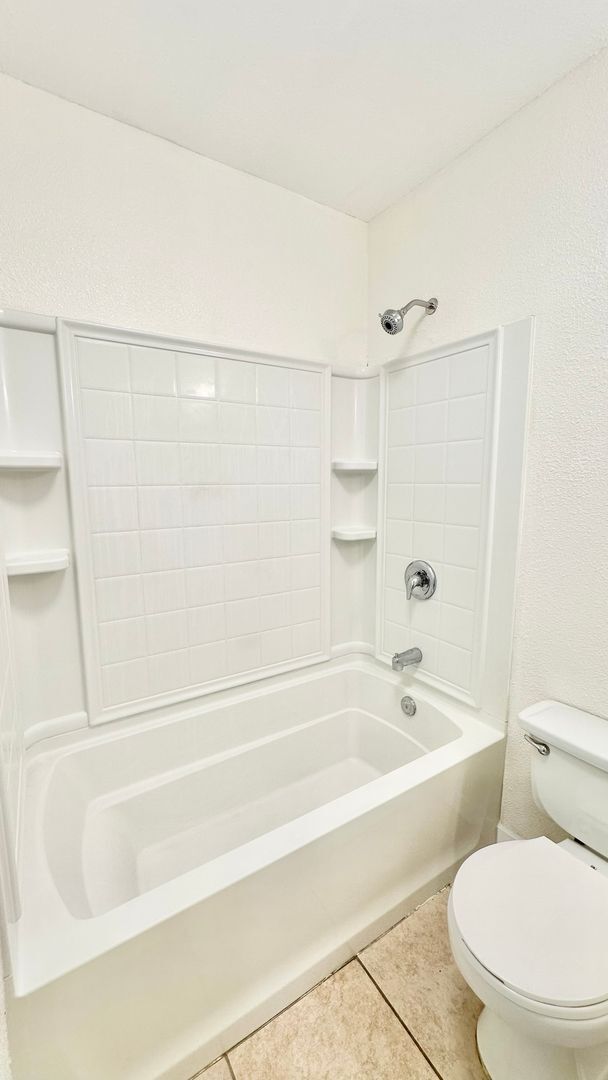 Building Photo - Darling, Upstairs, Corner-End Condo Unit i...
