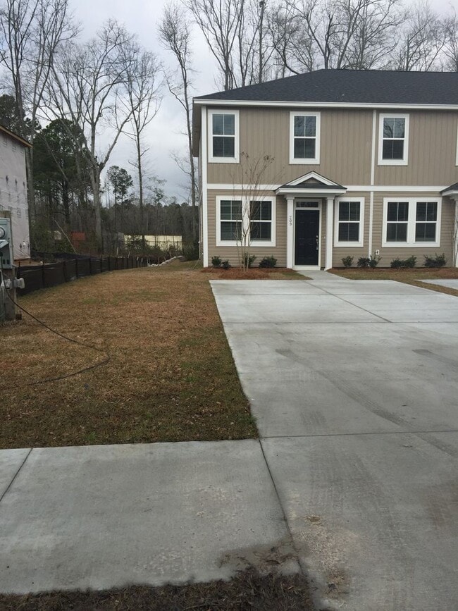 Building Photo - 3BR  2.5BA TOWNHOME