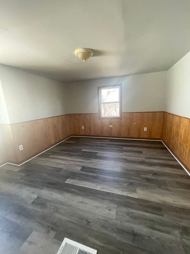 Building Photo - Beautiful and spacious 4 Bedroom 2 Bath House in Calumet City, IL MUST SEE