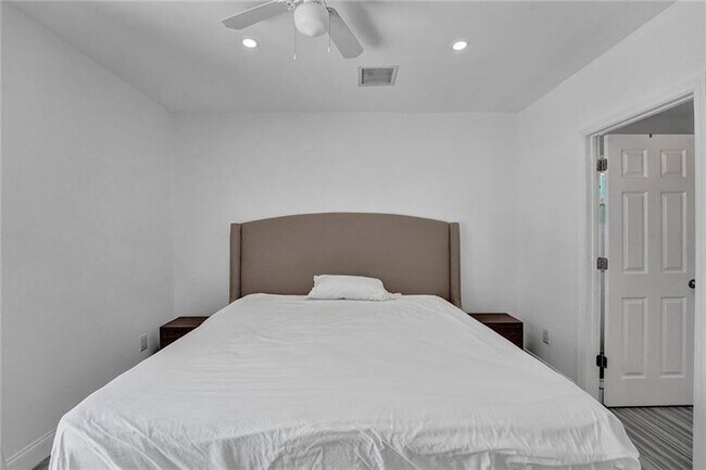 Building Photo - 1732 NE 173rd St