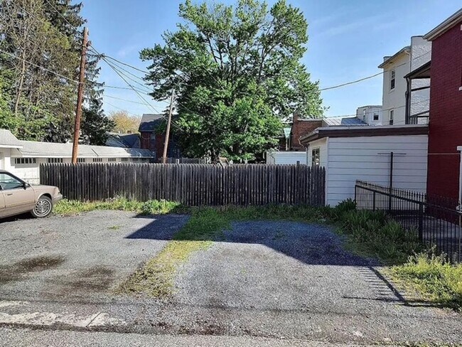 Building Photo - 128 S West St