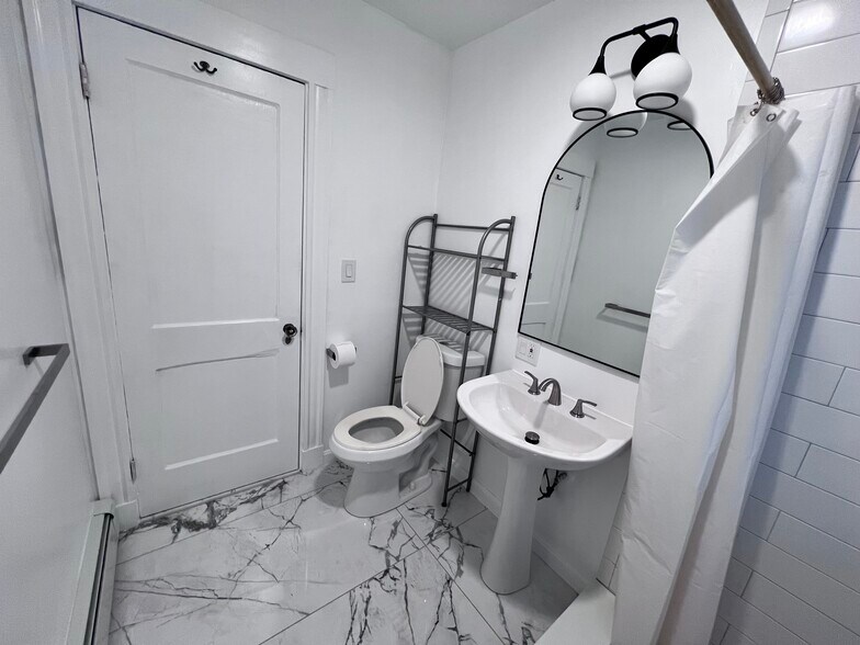 Building Photo - 19 Sunset St