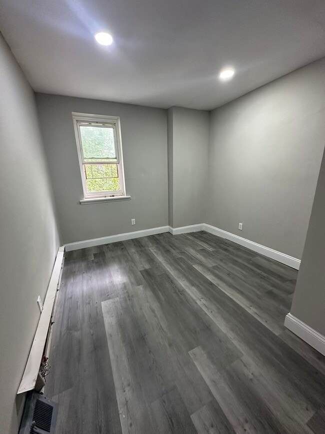 Building Photo - 4 bed, 2 full bath rowhome