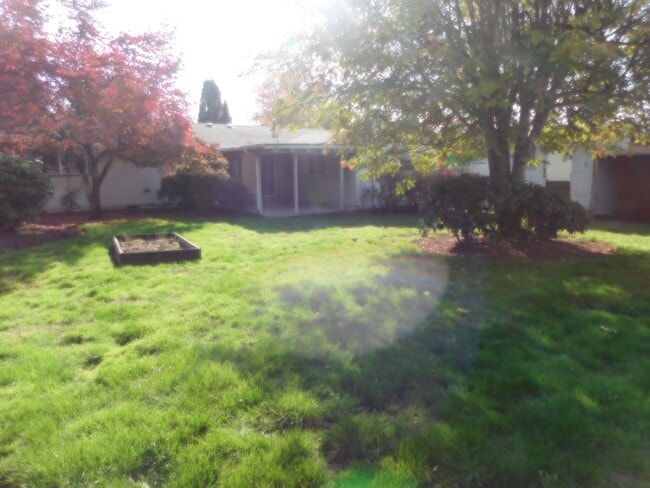 Building Photo - Beautiful 4 Bedroom, 1-1/2 Bathroom Home W...
