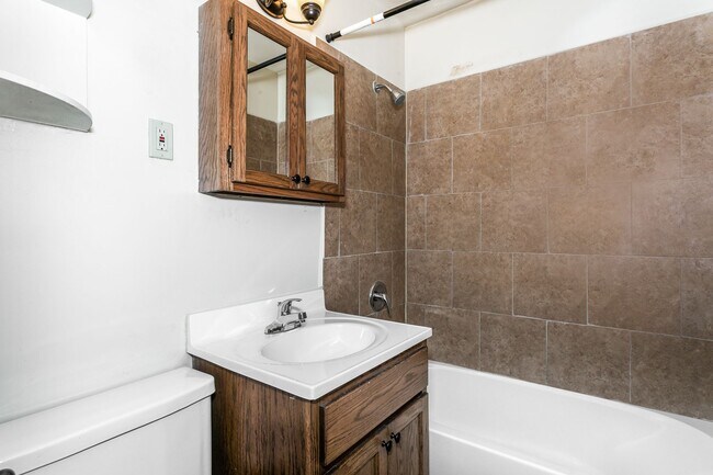 Building Photo - Cozy 2 Bedroom for Fall
