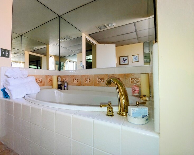 Glamorous Tub - 69940 Los Cocos Ct