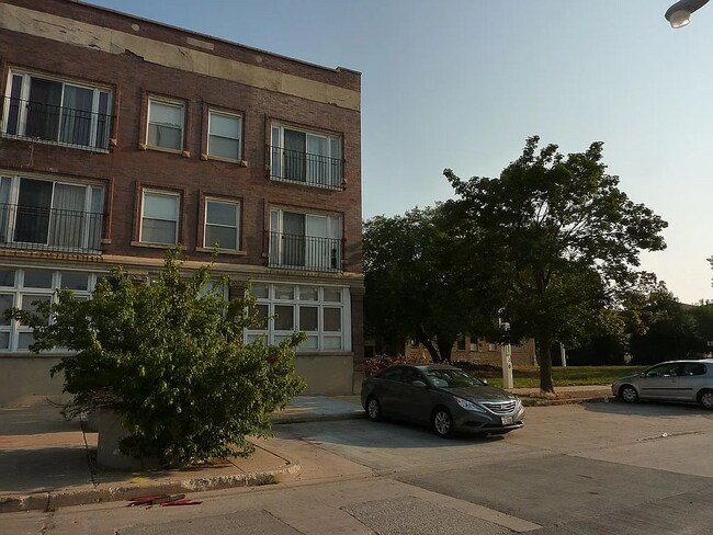 Building Photo - MODERN 2 BED/1BATH WITH GARAGE PARKING INCLUDED!