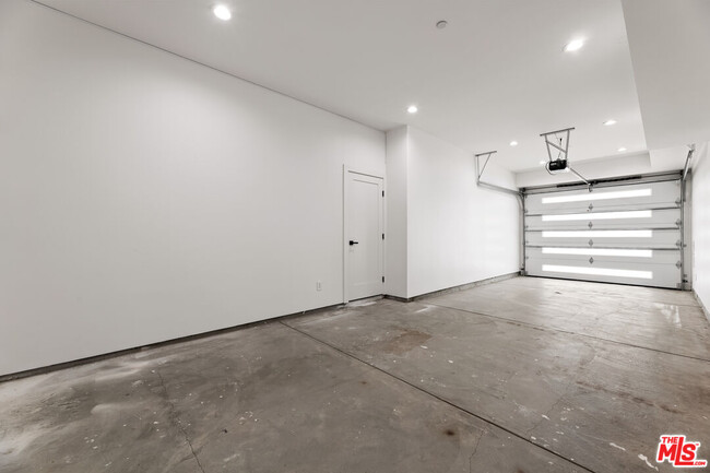 Building Photo - 5118 Laurel Canyon Blvd
