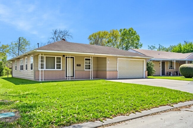 Building Photo - 602 N Circle Dr