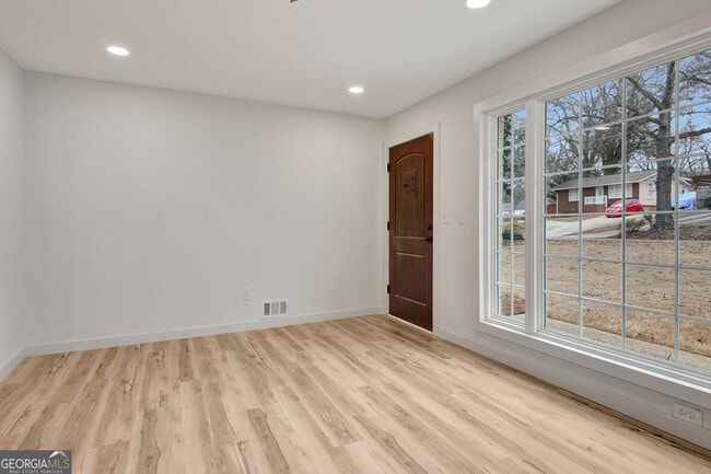 Building Photo - 183 Pine St NE