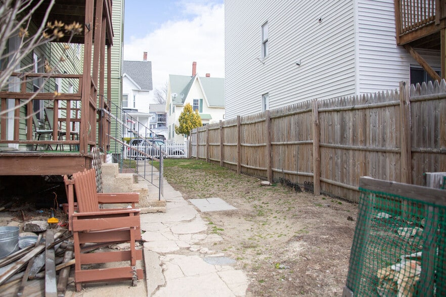 Building Photo - 367 Spruce St