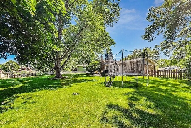 Building Photo - 318 W Hackberry Dr
