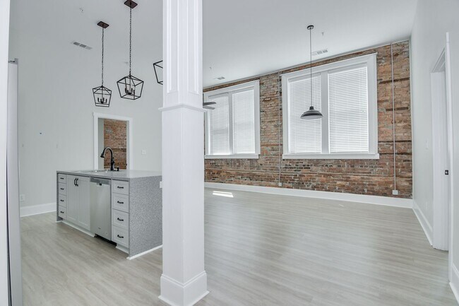 Building Photo - 164 N Louisville St