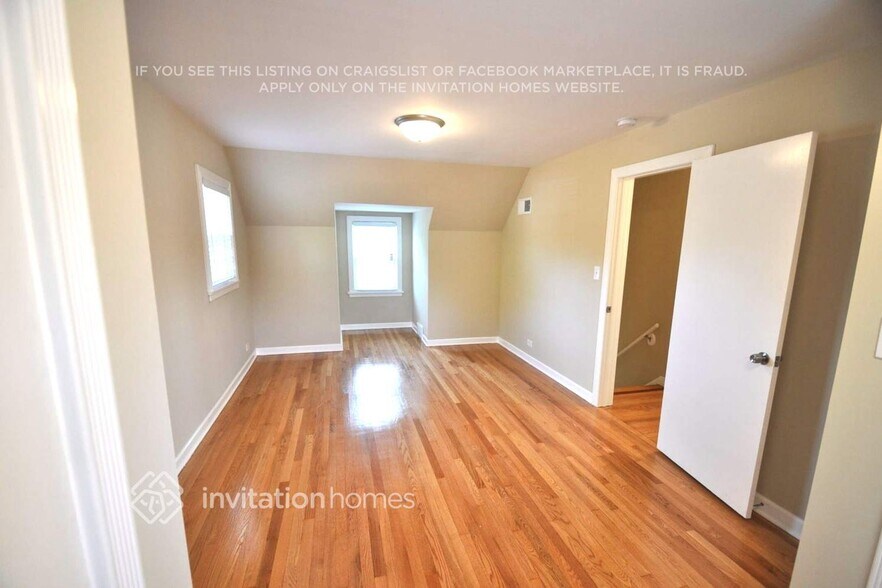 Building Photo - 9852 Schiller Blvd