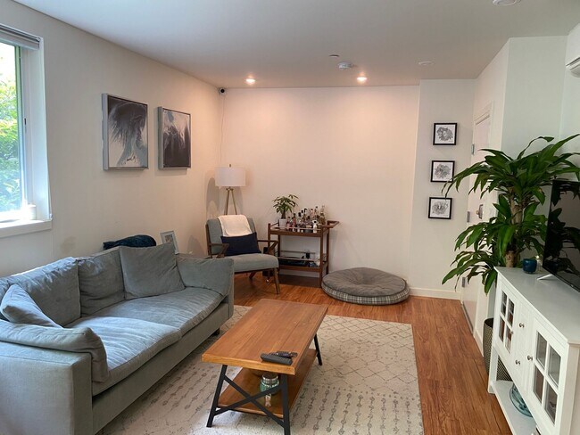 Building Photo - Sola 16