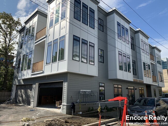 Building Photo - 163 Everett St