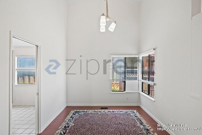 Building Photo - 740 Hollyhock Dr