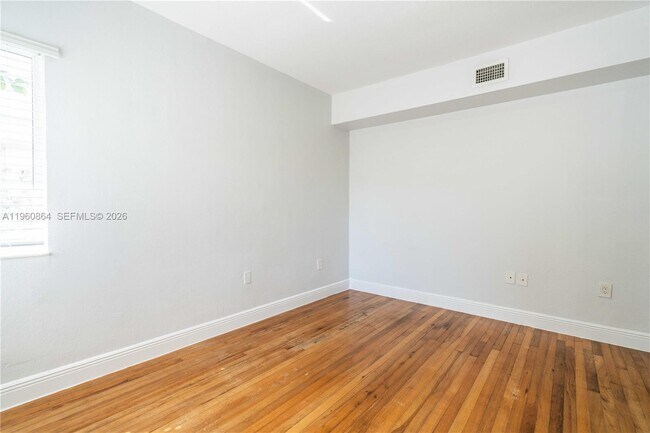 Building Photo - 1011 Bay Dr