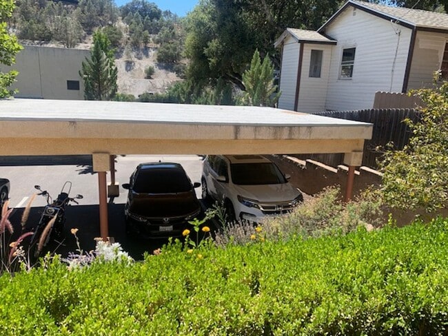 Building Photo - 2 Bedroom, 1 Bath apartment