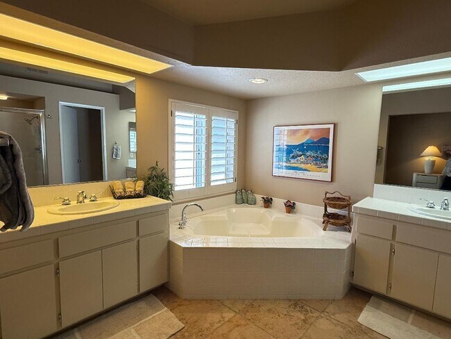 Building Photo - 688 Vista Lago Cir N