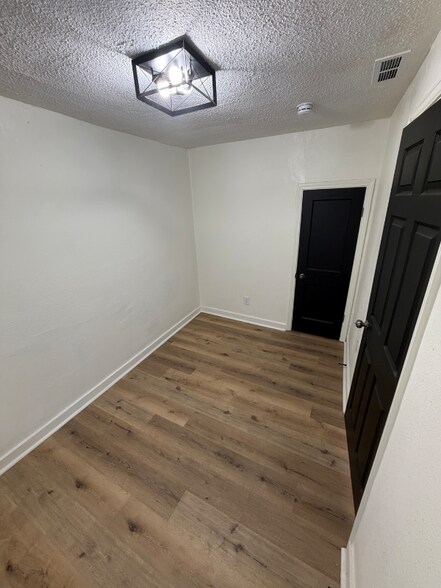 Building Photo - 625 N Main St