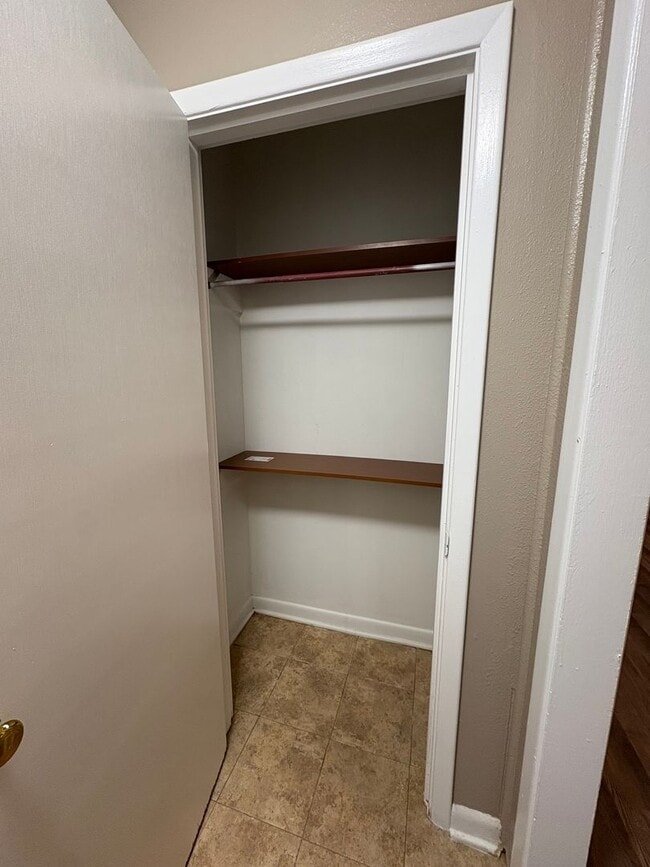 Building Photo - Gorgeous 4 bedroom/1 bath with Central Air and Heat!