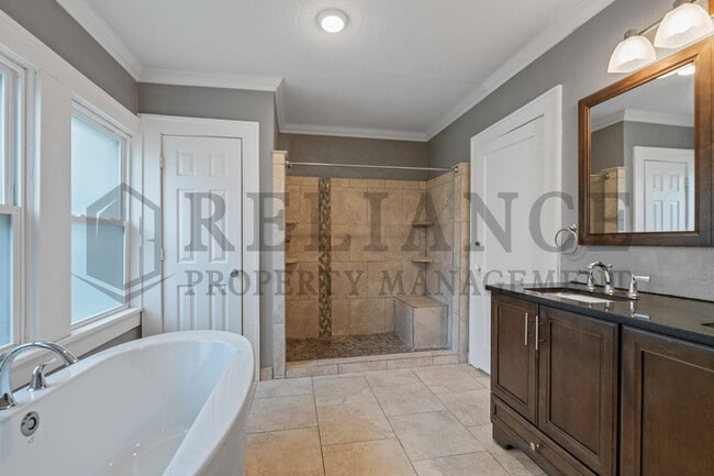 Building Photo - 332 N Rutan St