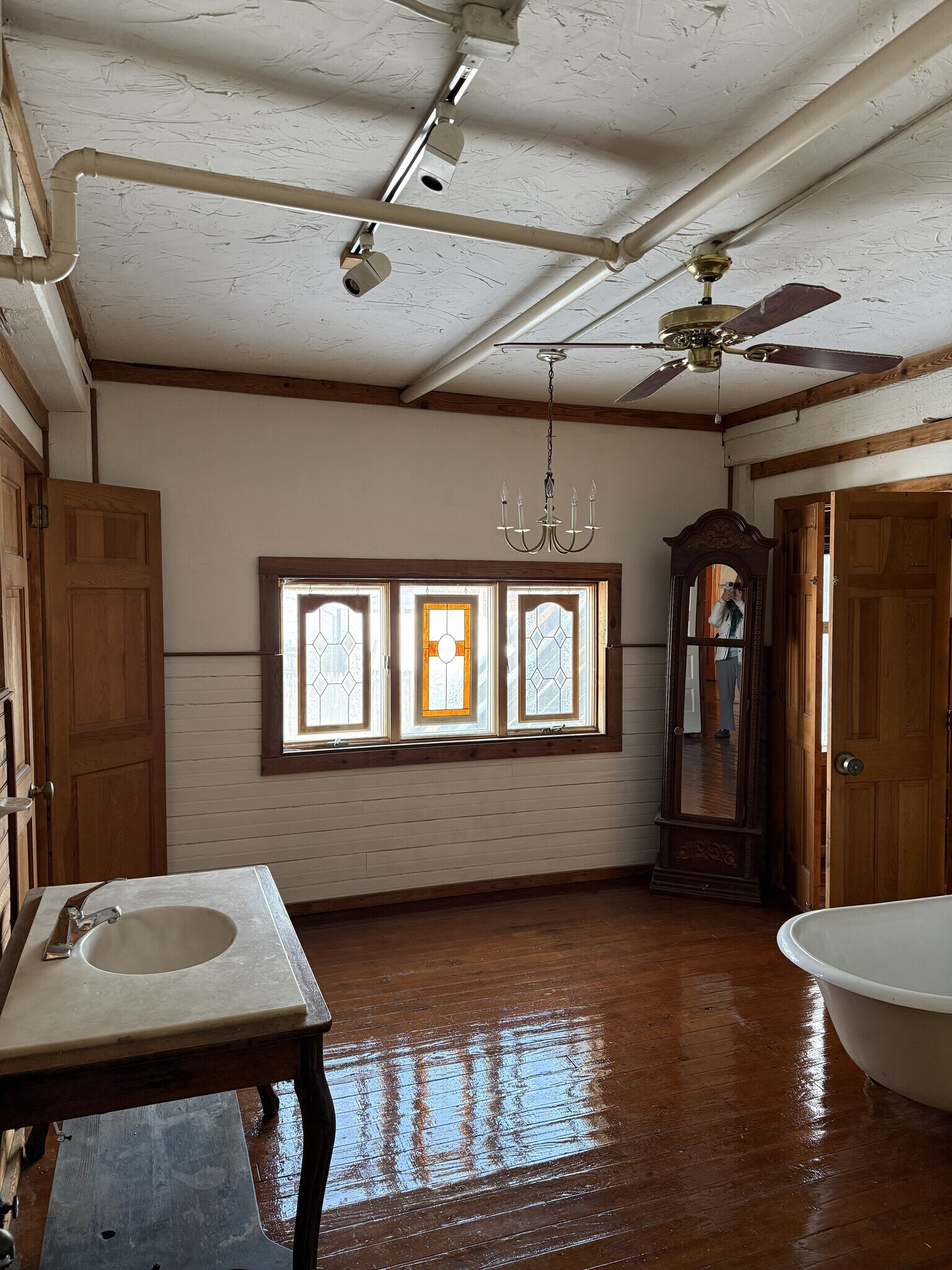 Shared bath between BR 1 and 2 - 15 Wabank Rd