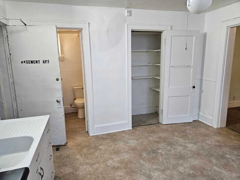 Building Photo - 2910 James Ave S