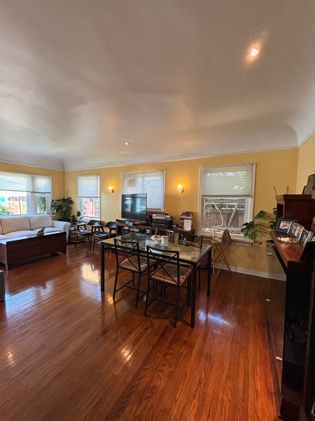 Modern Craftsman Beach Bunglow - 912 1/2 California Ave