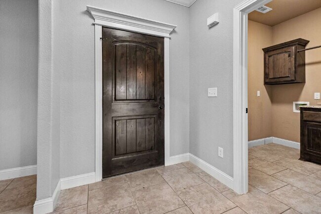 Building Photo - 4301 SW Beech Ln