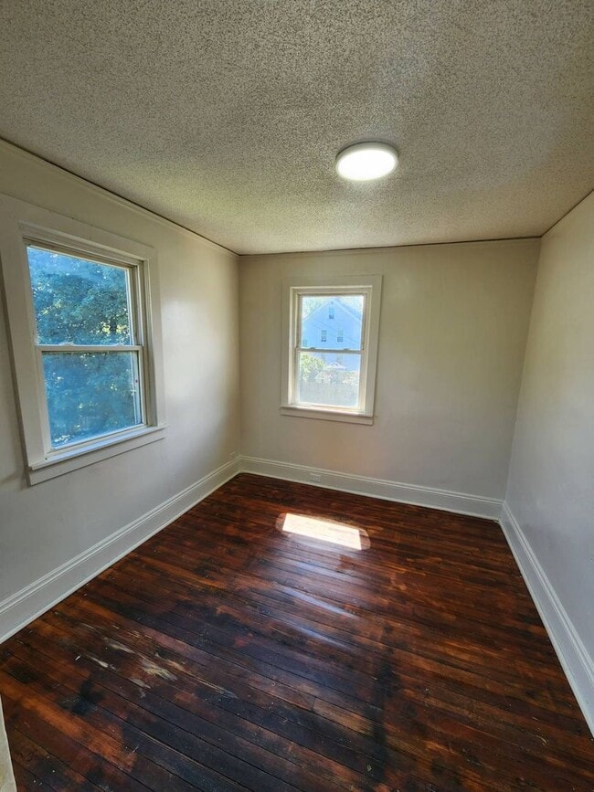 Building Photo - Charming 3-Bedroom Property in Prime Location