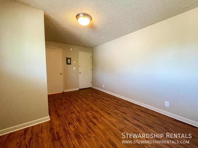 Building Photo - Cute efficiency studio close to campus!