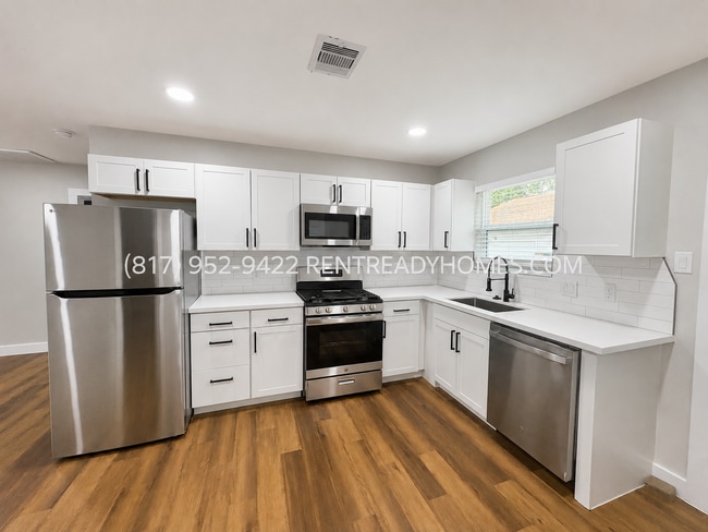 Building Photo - 1104 Sunset Dr